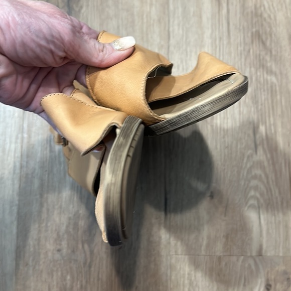 Sophia Milano Camel tan nude leather block open toe heels with adjustable strap - Picture 7 of 9